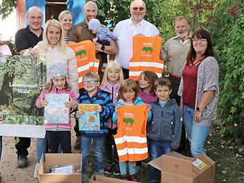 Praktikantin Lena Schott, Jagdpächter Thomas Schamberger, Berufspraktikantin Veronique Gnepper, Andrea und Rainer Wittmann mit Sohn Franz, Weißenbrunns Bürgermeister Egon Herrmann, Spender Horst Hühnlein und Kindergartenleiterin Heidi Löffler mit einigen Kindergartenkindern (von links) Foto: Rainer Glissnik