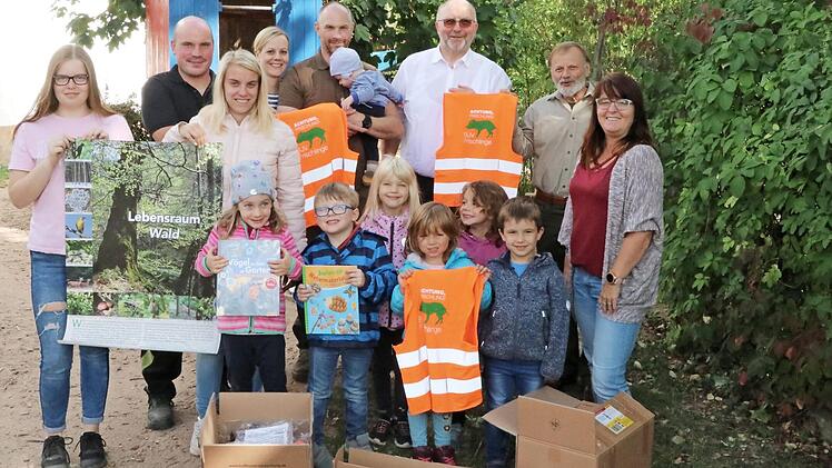 Praktikantin Lena Schott, Jagdpächter Thomas Schamberger, Berufspraktikantin Veronique Gnepper, Andrea und Rainer Wittmann mit Sohn Franz, Weißenbrunns Bürgermeister Egon Herrmann, Spender Horst Hühnlein und Kindergartenleiterin Heidi Löffler mit einigen Kindergartenkindern (von links) Foto: Rainer Glissnik