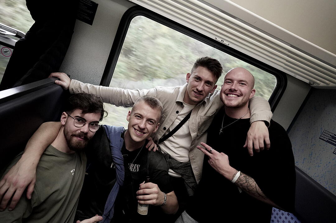 Party im Zug - Raver*innen tanzen zu Techno-Beats