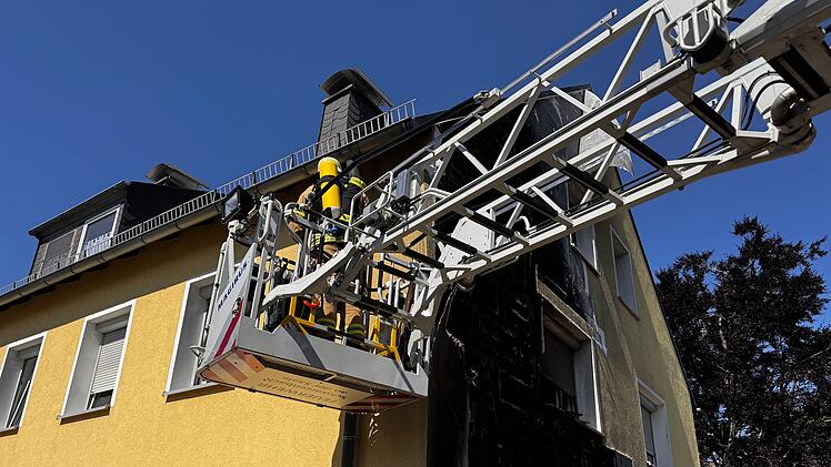 Massiver Fassadenbrand: Eine Person leichtverletzt und 100.000 Euro Schaden