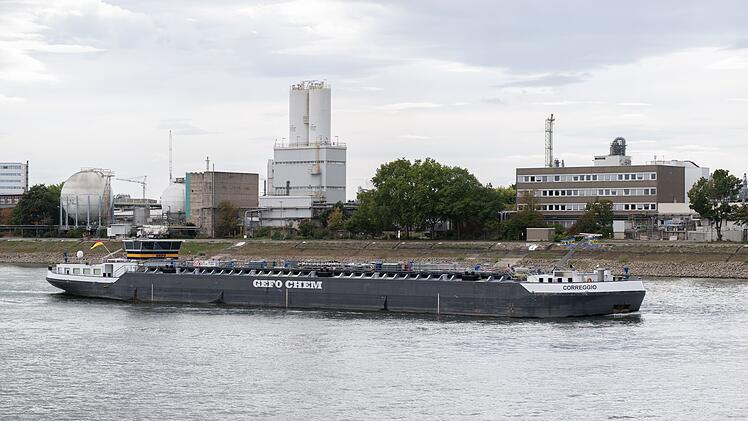 G&uuml;terschiff auf dem Rhein