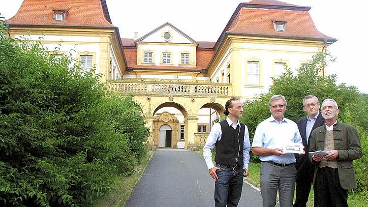 Neue Erkenntnisse über die Baugeschichte und Formensprache des Heilgersdorfer Schlosses präsentierte Kunsthistoriker Volker Rößner (links) der einer sommerlichen Veranstaltung des Geschichtsvereins "Colloquium Historicum Wirsbergense". Sie sind auch in der neuen Broschüre nachzulesen, die Kreisheimatpfleger Lothar Hofmann dem "Hausherrn", Seßlachs Bürgermeister Hendrik Dressel (von rechts), überreichte. Im Hintergrund: Bezirksheimatpfleger Günter Dippold. Fotos: Bettina Knauth