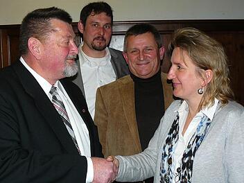 Die stellvertretende CSU-Kreisvorsitzende Doris Leithner-Bisani gratulierte dem 62-jährigen Hans-Joachim Hösch (links) zur einstimmigen Nominierung als Kupferberger Bürgermeisterkandidat für die Kommunalwahl am 16. März 2014. Mit im Bild (hinten, von links) der CSU-Ortsverbandsvorsitzende Andreas Kaspar und der scheidende Kupferberger Bürgermeister Herbert Opel.  Foto: Klaus-Peter Wulf