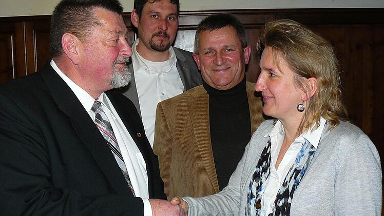 Die stellvertretende CSU-Kreisvorsitzende Doris Leithner-Bisani gratulierte dem 62-jährigen Hans-Joachim Hösch (links) zur einstimmigen Nominierung als Kupferberger Bürgermeisterkandidat für die Kommunalwahl am 16. März 2014. Mit im Bild (hinten, von links) der CSU-Ortsverbandsvorsitzende Andreas Kaspar und der scheidende Kupferberger Bürgermeister Herbert Opel.  Foto: Klaus-Peter Wulf