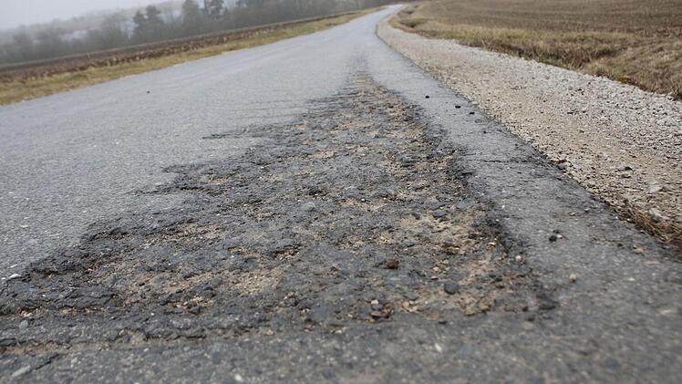 Überall sind Löcher im Asphalt. Foto: Josef Hofbuaer