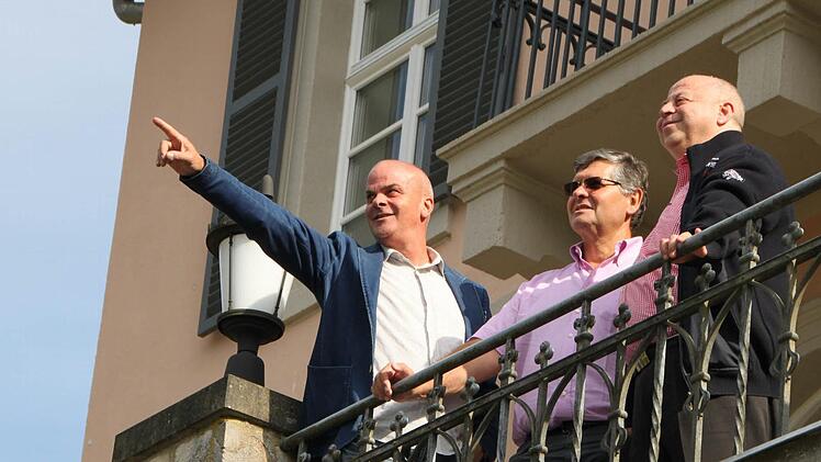 Zusammen mit seinem Chefkoch Santino Aglieco (links) und dem Einrichter Dario Mora inspiziert er das Gelände.