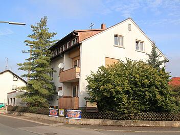 In diesem Mehrfamilienhaus in Kemmern hat sich Freitagabend der SEK-Einsatz abgespielt.  Foto: Ferdinand Merzbach