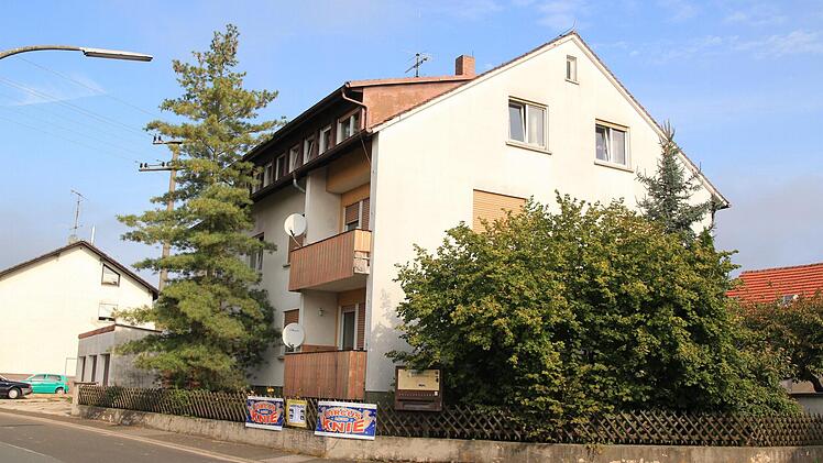 In diesem Mehrfamilienhaus in Kemmern hat sich Freitagabend der SEK-Einsatz abgespielt.  Foto: Ferdinand Merzbach