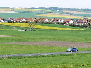In der Nähe des geplanten Verkehrslandeplatzes bei Wiesenfeld und Neida will natürlich keiner sein Eigenheim bauen. Deswegen setzt die Gemeinde Meeder zur Erschließung auf Beuerfeld.  Foto: Berthold Köhler