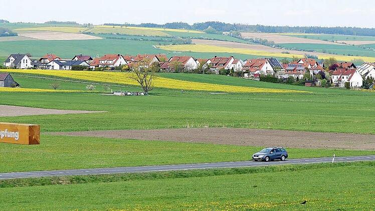 In der Nähe des geplanten Verkehrslandeplatzes bei Wiesenfeld und Neida will natürlich keiner sein Eigenheim bauen. Deswegen setzt die Gemeinde Meeder zur Erschließung auf Beuerfeld.  Foto: Berthold Köhler