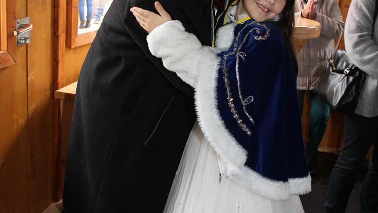 Ihre Lieblichkeit verleiht Siegfried Skowronek den Orden der Ersten Kulmbacher Showtanzgarde.