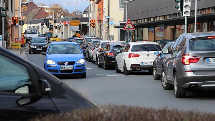 Am Vogelseck staut sich der Verkehr vor der Baustelle in der Bamberger Straße. Foto: Andreas Dorsch