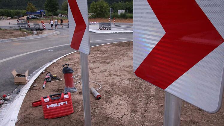 Letzte Arbeiten am Kreisel werden bis zum Mittwoch durchgeführt. Foto: Paul Ziegler