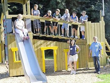 Beim Ferienprogramm der katholischen Kirchengemeinde St. Josef wurde auch gleich die neue Spielburg auf dem Waldspielplatz in Königsberg zusammen mit den Begleitpersonen unter die Lupe genommen. Die Kinder und ihre Betreuer hatten viel Spaß. Foto: Gerold Snater