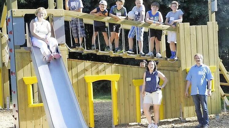 Beim Ferienprogramm der katholischen Kirchengemeinde St. Josef wurde auch gleich die neue Spielburg auf dem Waldspielplatz in Königsberg zusammen mit den Begleitpersonen unter die Lupe genommen. Die Kinder und ihre Betreuer hatten viel Spaß. Foto: Gerold Snater
