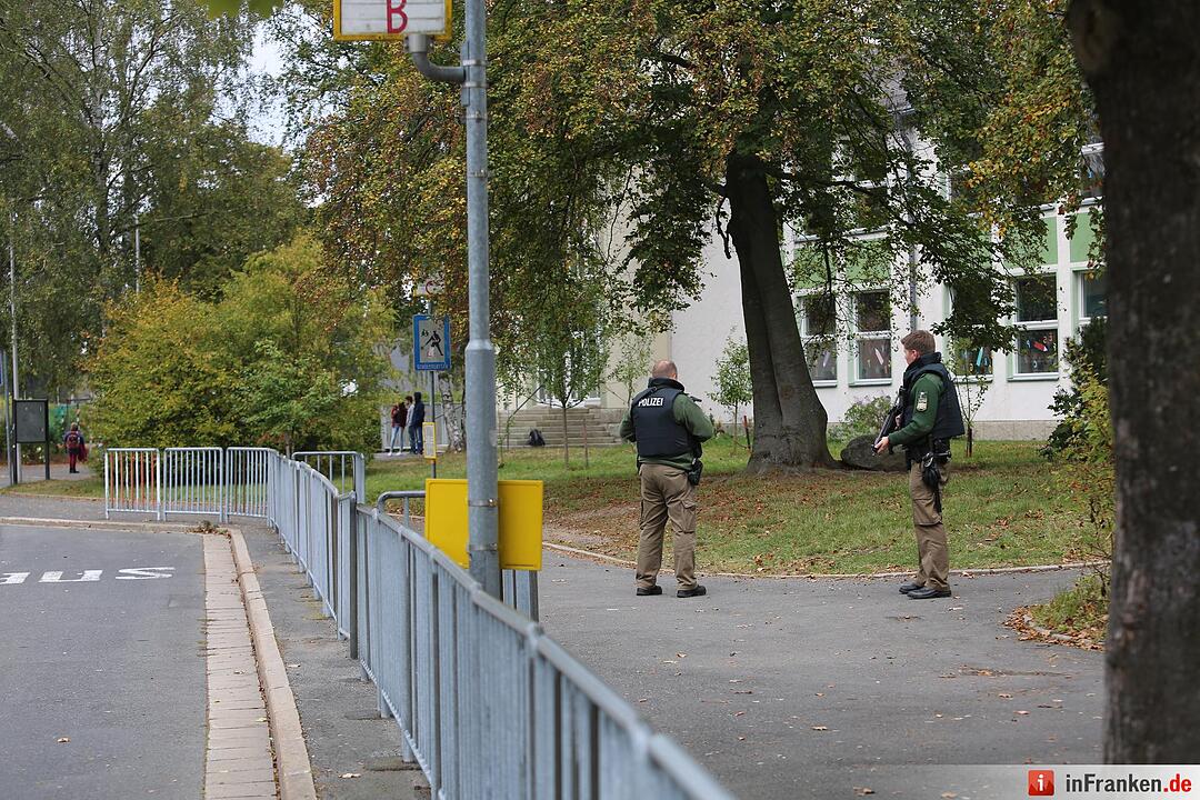 15-Jaehriger Schüler drohte Gewaltverbrechen an - Grosseinsatz der Polizei in Selb - Schule stundenlang abgeriegelt