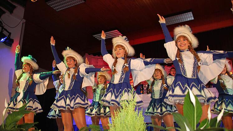 Mainleus und Weismain: Helau! Die Marschtanzgarde der Brucker Gaßhenker war bei der Prunksitzung des Mainleuser Carnevals Clubs (MCC) in der Weismainer Stadthalle in ihrem Element. Fotos: Stephan Stöckel
