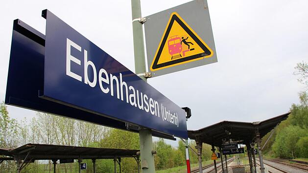 Die Deutsche Bahn will den Umsteigebahnhof in Ebenhausen für 4,6 Millionen Euro barrierefrei ausbauen. Foto: Benedikt Borst