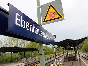 Die Deutsche Bahn will den Umsteigebahnhof in Ebenhausen für 4,6 Millionen Euro barrierefrei ausbauen. Foto: Benedikt Borst