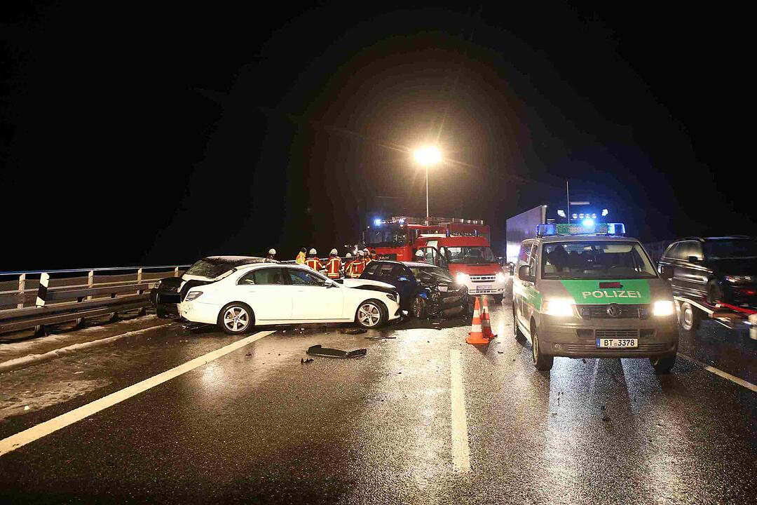 Tödlicher Unfall auf A9: Autos krachen  in Unfallstelle – Mann von Brücke geschleudert
