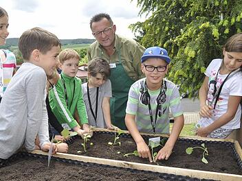 Beim Kinder-Gartentag im Anwesen von Dagmar und Siegbert Kiesel bringen die Vorsitzende des Vereins, ihr  Ehemann und weitere Mitglieder Kindern die Freude am Garten näher. Foto: Archiv/Peter Klopf