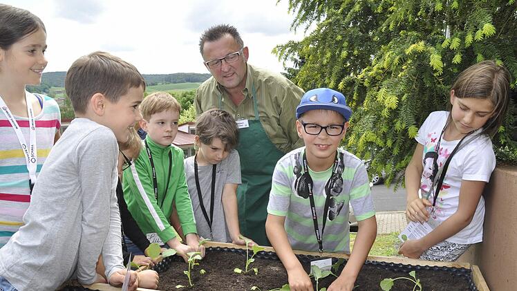 Beim Kinder-Gartentag im Anwesen von Dagmar und Siegbert Kiesel bringen die Vorsitzende des Vereins, ihr  Ehemann und weitere Mitglieder Kindern die Freude am Garten näher. Foto: Archiv/Peter Klopf