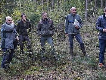 Bürgermeister Wolfram Thein (rechts) begrüßte und bedankte sich bei den Forstleuten (von links): Forstoberrat Jürgen Hahn, die Referendare Bastian Betz und Simon Lenhardt und Forstamtsrat Wolfgang Meiners.  Foto: Helmut Will