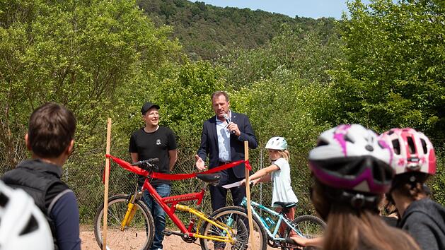 2. Bürgermeister Edgar Thomas gibt die fertige Dirt Bike Strecke für die jungen Mountainbike-Fahrer frei.