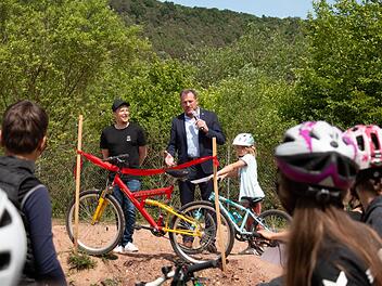 2. B&uuml;rgermeister Edgar Thomas gibt die fertige Dirt Bike Strecke f&uuml;r die jungen Mountainbike-Fahrer frei.