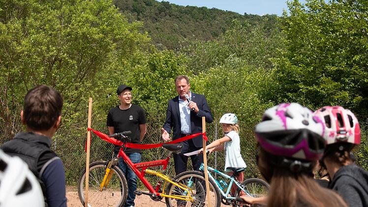 2. Bürgermeister Edgar Thomas gibt die fertige Dirt Bike Strecke für die jungen Mountainbike-Fahrer frei.