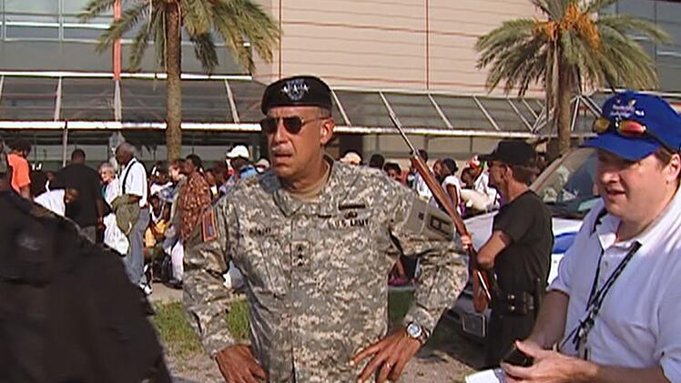 Lt. General Russel L. Honoré (Mitte) leitete nach Hurrikan Katrina die Task Force, die unter anderem Menschen aus dem Stadion Superdome evakuieren sollte, in dem sie Zuflucht gesucht hatten, das aber ebenfalls überflutet wurde.