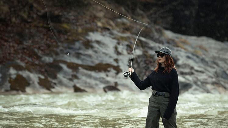 In ihrer Freizeit geht Ira (Lavinia Wilson) einem interessanten Hobby nach: dem Fliegenfischen.
