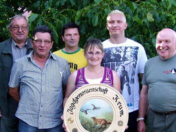 Beim Schießen der Jagdgenossenschaft gewann   Kathrin Hetterich (Mitte). Dahinter lag Richard Biertempfel (Zweiter von rechts). Den dritten Platz errang Volker Schuler (Dritter von links). Mit den Siegern freuten sich die Jagdpächter Hugo Baum (rechts) und Reinhold Meißner (links), sowie der Jagdgenossenschaftsvorsitzende Paul Schuler (Zweiter  von links).  Fotos:  Wolfgang Ortloff