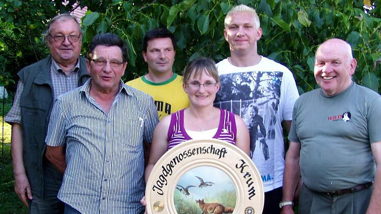 Beim Schießen der Jagdgenossenschaft gewann   Kathrin Hetterich (Mitte). Dahinter lag Richard Biertempfel (Zweiter von rechts). Den dritten Platz errang Volker Schuler (Dritter von links). Mit den Siegern freuten sich die Jagdpächter Hugo Baum (rechts) und Reinhold Meißner (links), sowie der Jagdgenossenschaftsvorsitzende Paul Schuler (Zweiter  von links).  Fotos:  Wolfgang Ortloff