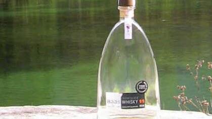 Auch nicht schlecht: ein Haas-Whiskey aus Pretzfeld vor dem Bergsee.