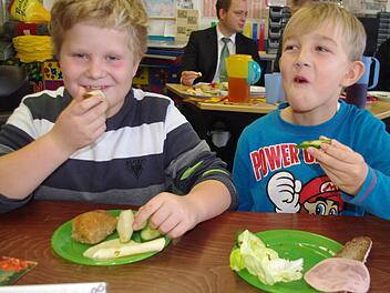 Die beiden Schulfreunde Max Klein (links) und Jan Kestel wissen, wie wichtig ein gesundes Frühstück und ein gesundes Pausenbrot für sie sind. Fotos: Heike Schülein