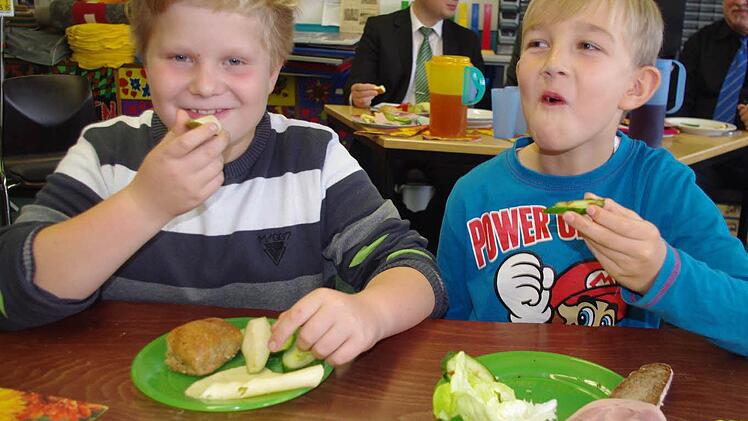Die beiden Schulfreunde Max Klein (links) und Jan Kestel wissen, wie wichtig ein gesundes Frühstück und ein gesundes Pausenbrot für sie sind. Fotos: Heike Schülein