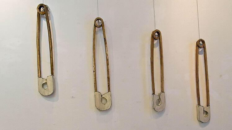 Gerhard Nerowski: Sicherheitsnadeln (Eiche gefasst).Foto: Jochen Berger