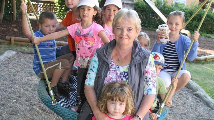 Karin Vießmann wird es schon ein bisschen schwer ums Herz, wenn sie daran denkt, dass sie bald nicht mehr ihre Kinder von der Wolfskehle um sich hat und in Rente geht. Fotos: Sonja Adam
