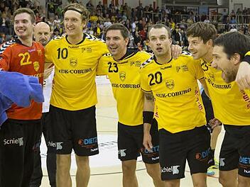 Zeigten auch in Emsdetten Stehvermögen, die HSC-Cracks (von links): Torwart Oliver Krechel, dahinter Co-Trainer Anton Lakisa, Matthias Gerlich, Sebastian Roth, Florian Billek, Tomas Riha und Jiri Vitek. Foto: Uwe Gick