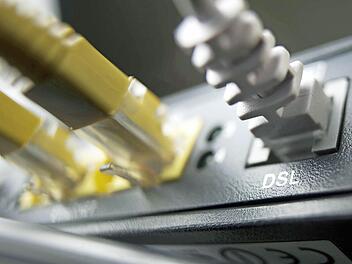 Beim Breitbandausbau will die Stadt Ebern zunächst jene Stadtteile berücksichtigen, die nach aktuellem Stand als unterversorgt gelten. Unser Bild zeigt einen Anschluss für DSL-Kabel.  Foto: Frank Rumpenhorst/dpa