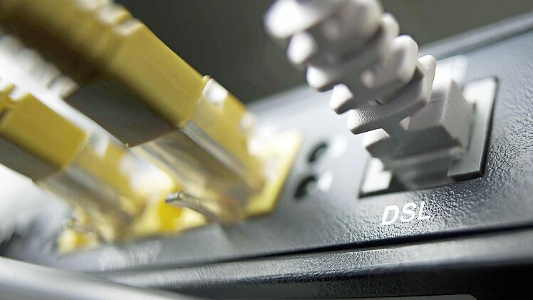 Beim Breitbandausbau will die Stadt Ebern zunächst jene Stadtteile berücksichtigen, die nach aktuellem Stand als unterversorgt gelten. Unser Bild zeigt einen Anschluss für DSL-Kabel.  Foto: Frank Rumpenhorst/dpa