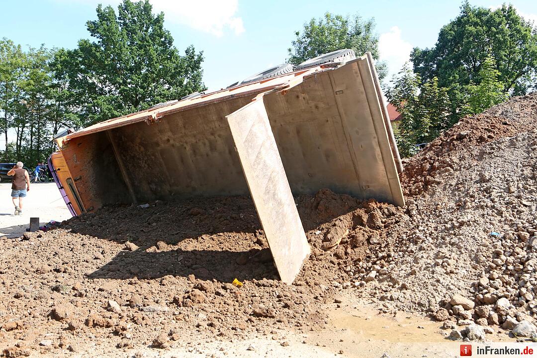 Lkw stuerzt bei Abladevorgang auf die Seite