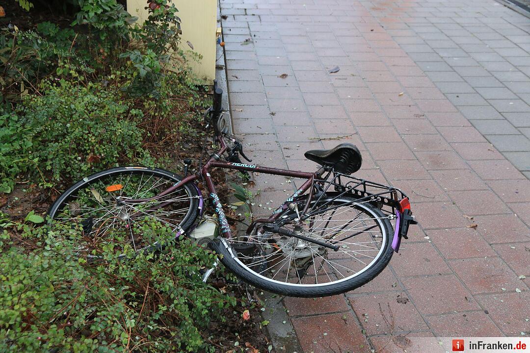 Auto fährt in Forchheim in Menschengruppe