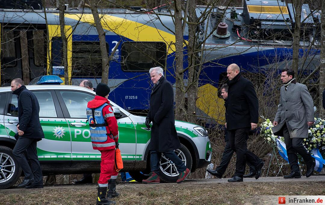 Der bayerische Ministerpräsident Horst Seehofer am 10.02.2016 kommt zur Unfallstelle eines Zugunglücks in der Nähe von Bad Aibling (Bayern). Bei dem Unglück waren am 09.02. mindestens zehn Menschen getötet worden, es gab rund 80 Verletzte. Foto: Sven Hoppe/dpa