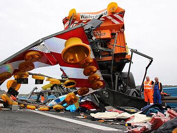 Der Anhänger der Straßenmeisterei wurde komplett zerstört. Foto: Ralf Ruppert