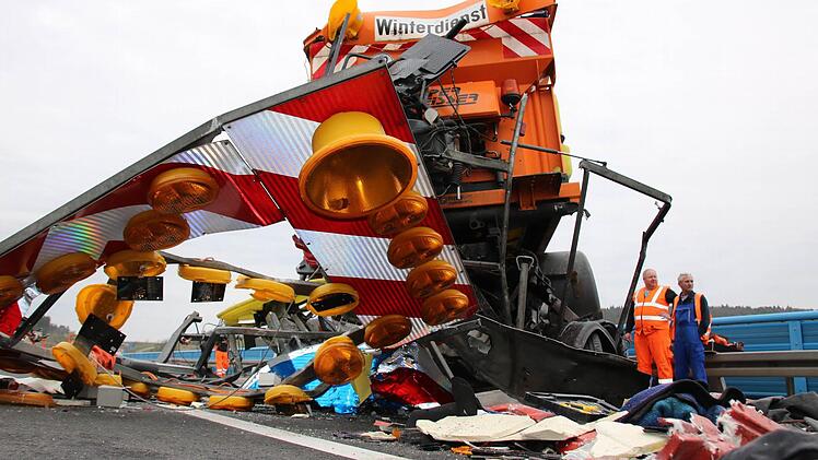 Der Anhänger der Straßenmeisterei wurde komplett zerstört. Foto: Ralf Ruppert