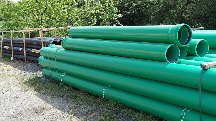 Sogenannte Huckepack-Leitungen müssen für die Längsentwässerung der Straße eingebracht werden.