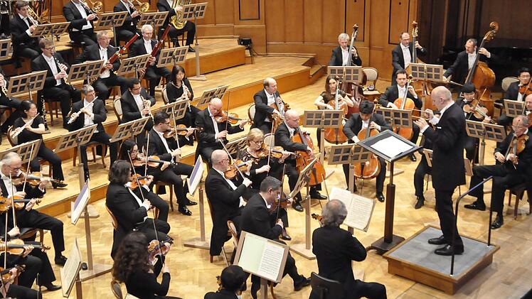 Eine wunderbare Symbiose Gerd Schaller und die Musiker des Staatsorchesters Braunschweig. Mit einem einzigartigen Konzert krönten sie ihre Zusammenarbeit. Foto: Peter Klopf