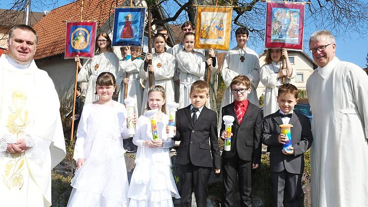 Die Erstkommunionkinder der Pfarrei Ludwigschorgast und der Filialkirche Neuenmarkt (vorne, von links) Leoni Ufer, Mia Mühlbauer, Louis Rödel, David Roth und Kimi Horn mit Pfarrer Michal Osak (links) und Gemeindereferent Peter Wilm (rechts)